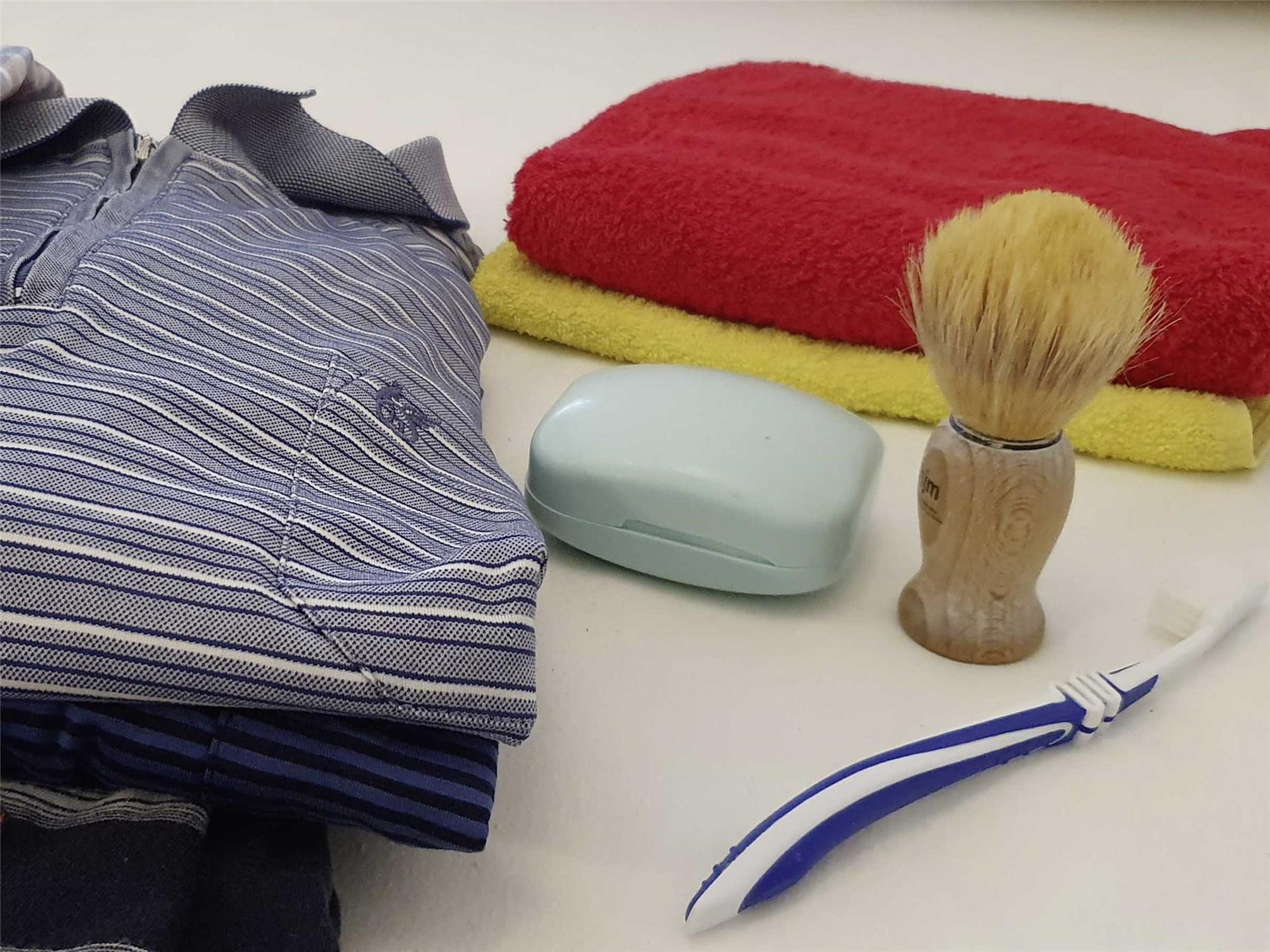 Kleidung und Hygieneartikel