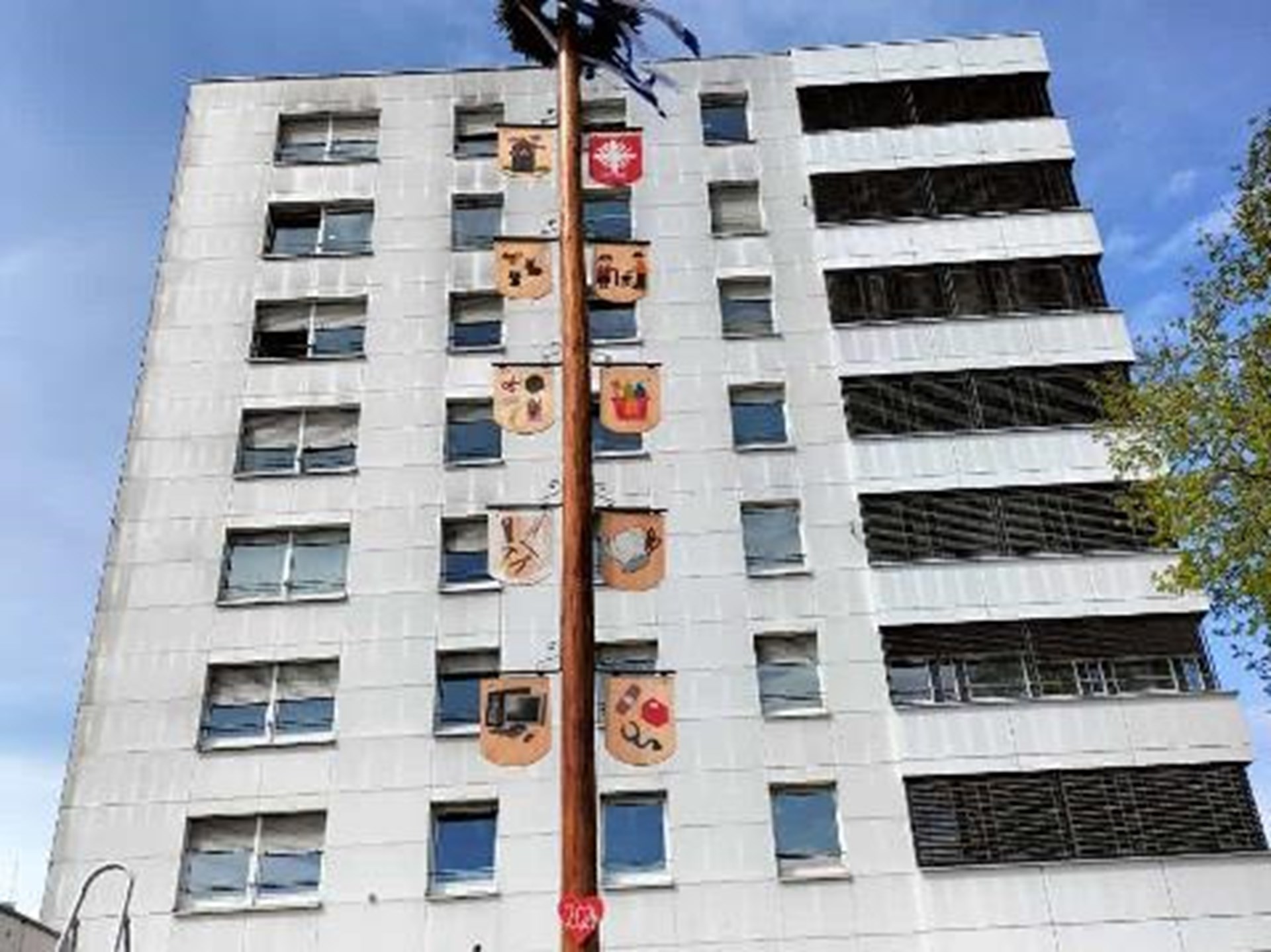 Maibaum vor Seniorenheim