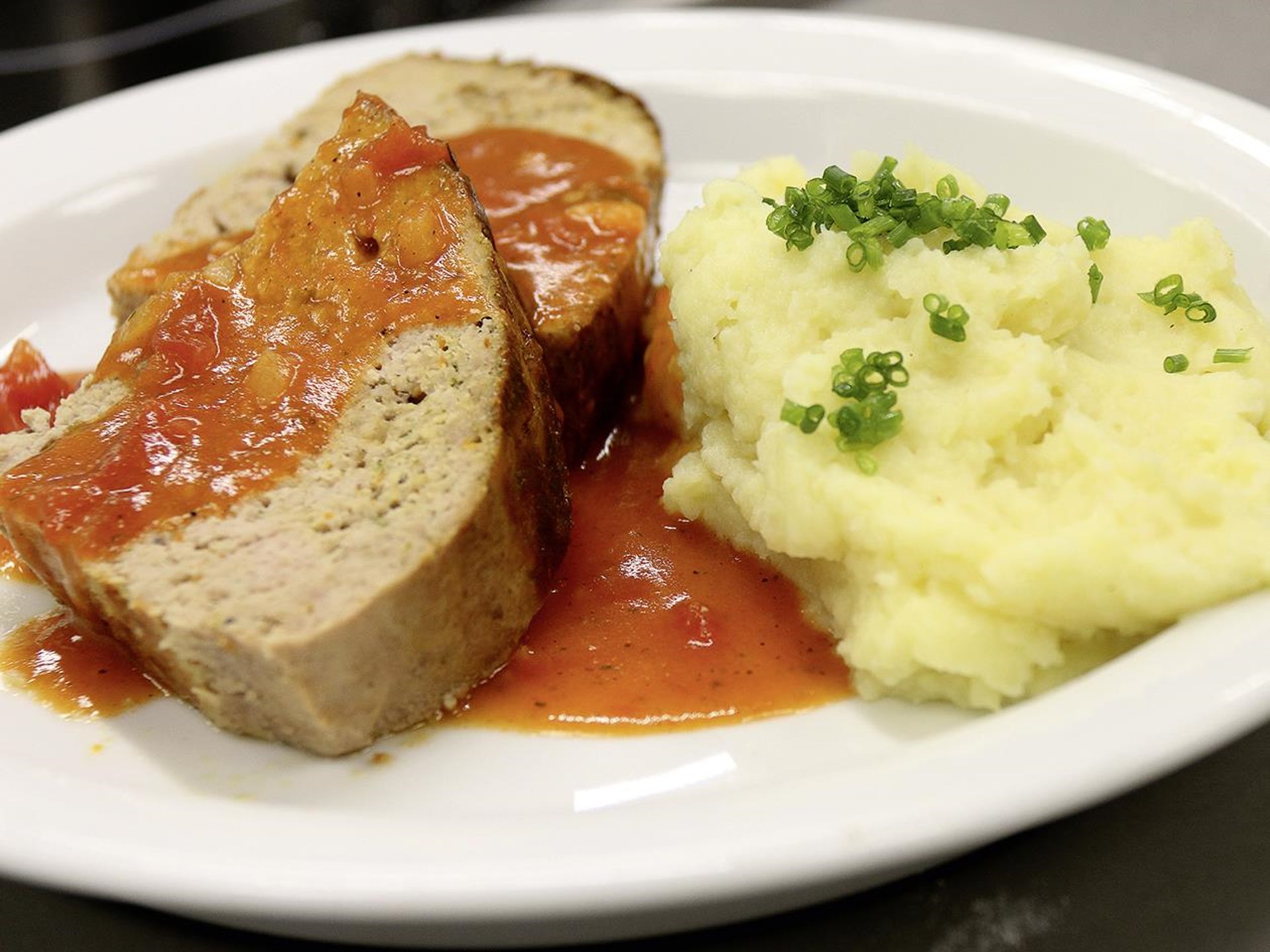 Teller mit Fleisch und Püree