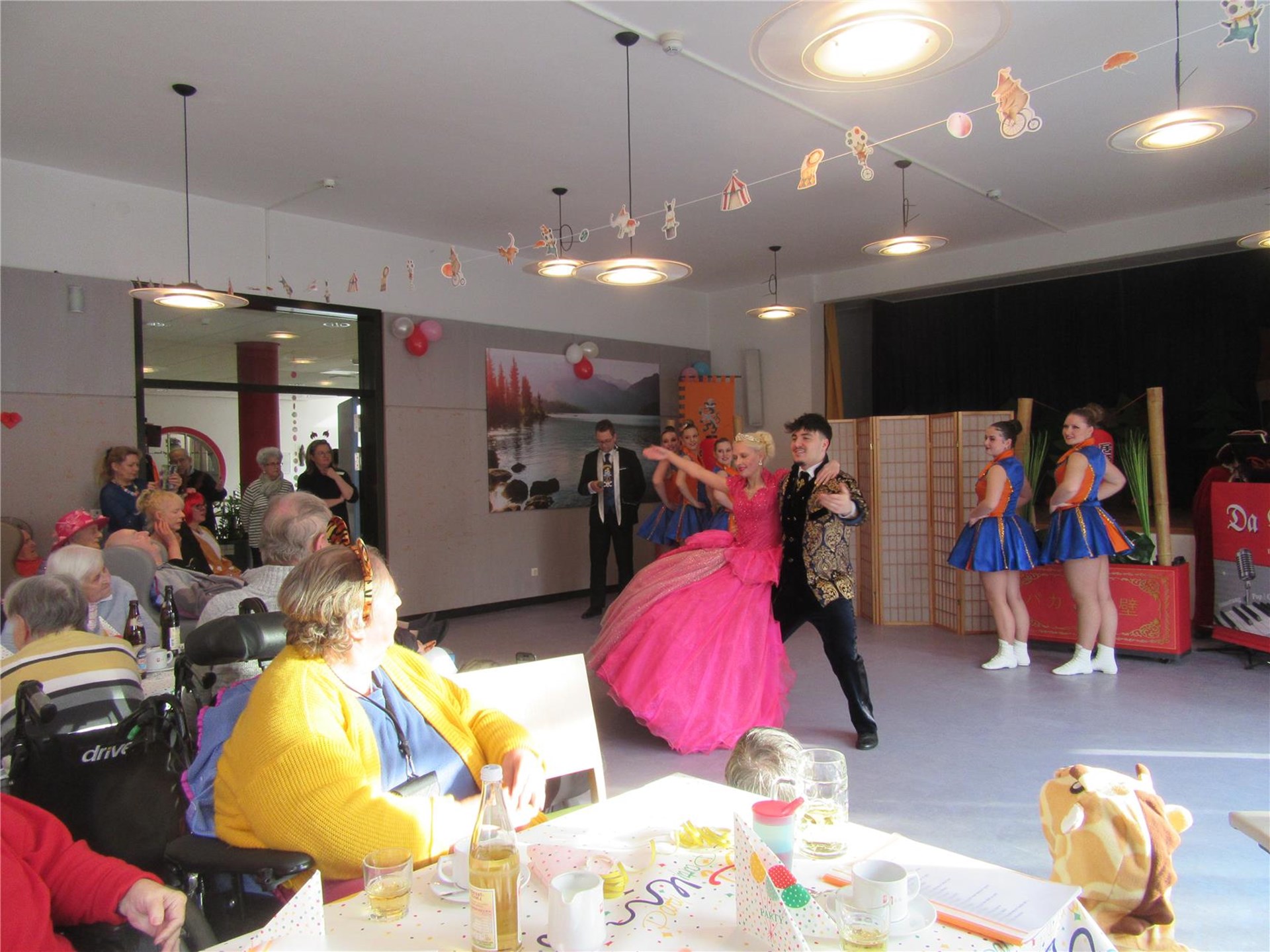 Fasching: Leute schauen Tanzpaar zu