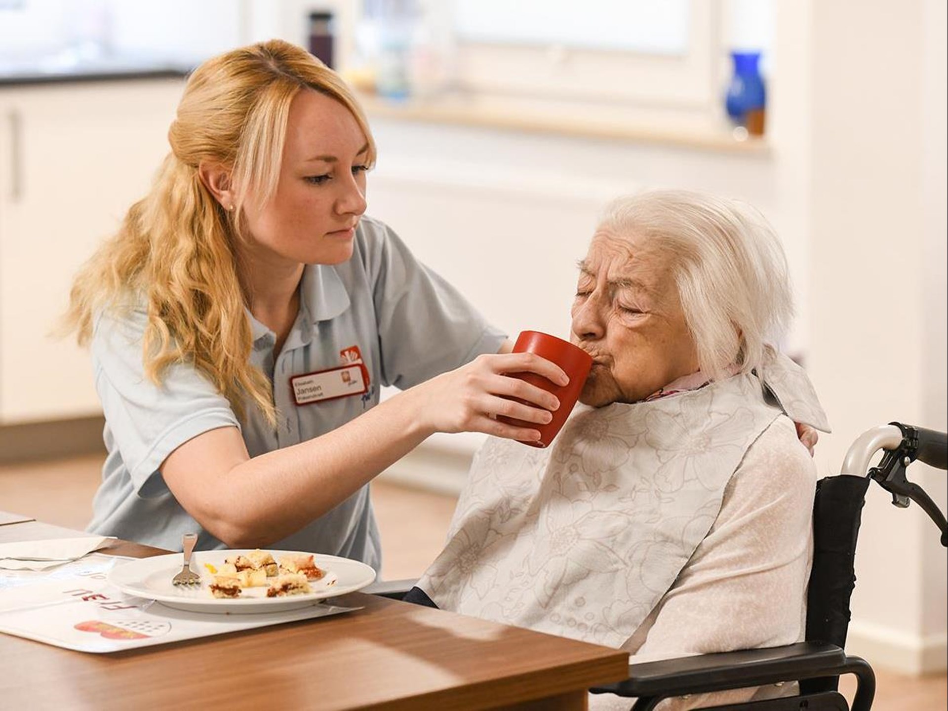 Pflege - Junge Leute - 001 - KNA_20190206_008-INT