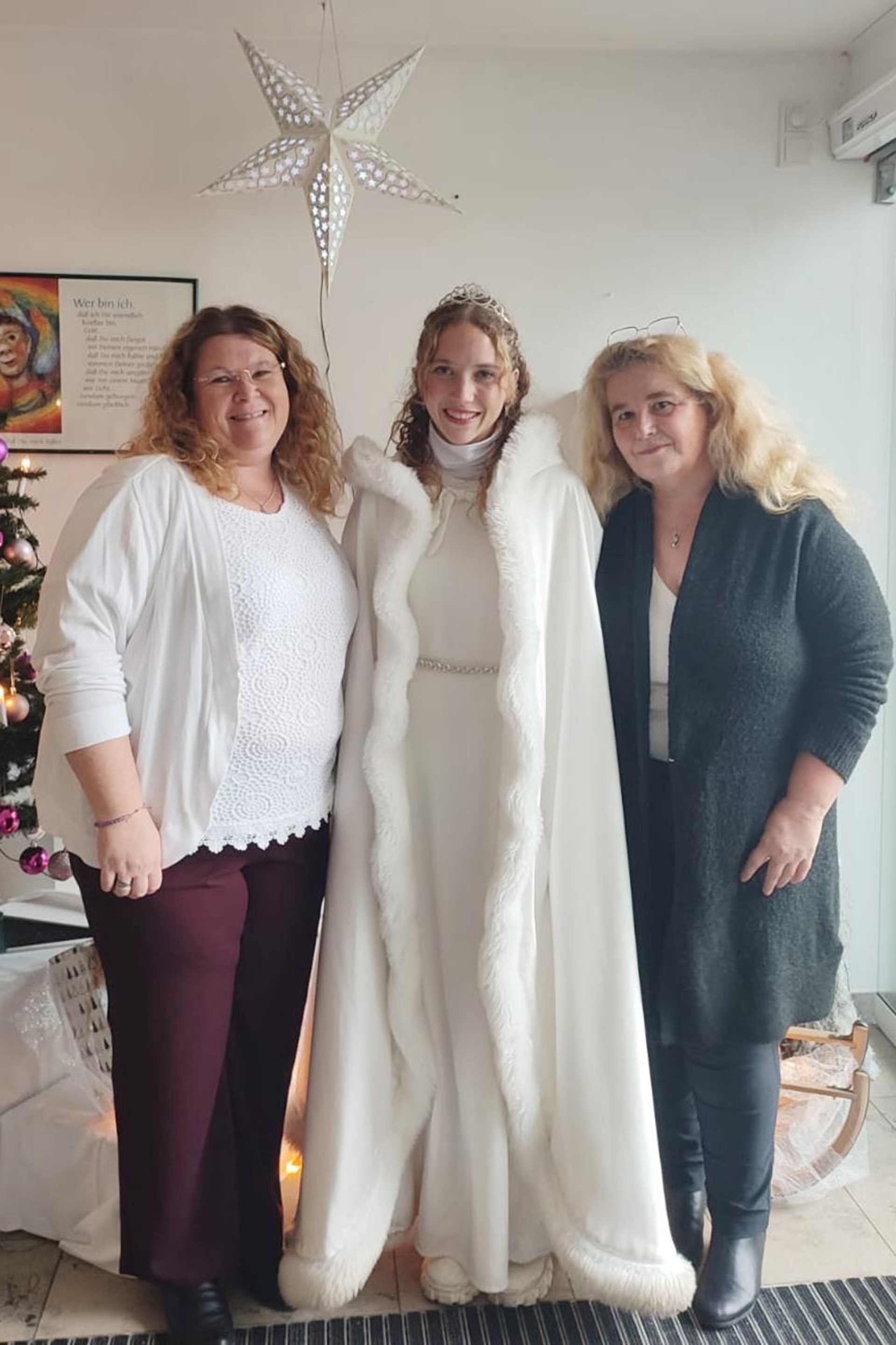 Christkind und zwei Frauen