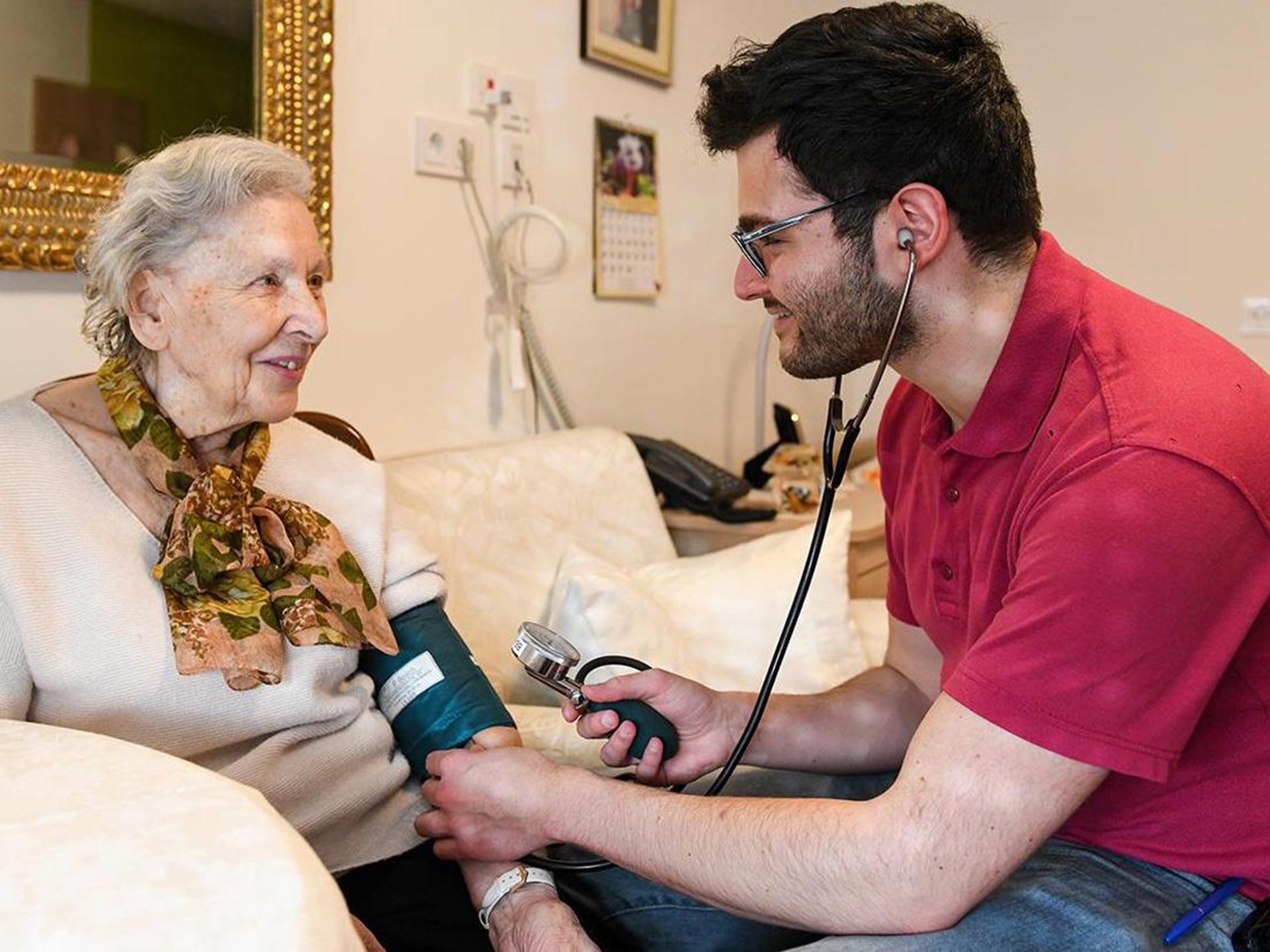 Pfleger misst alter Frau den Blutdruck