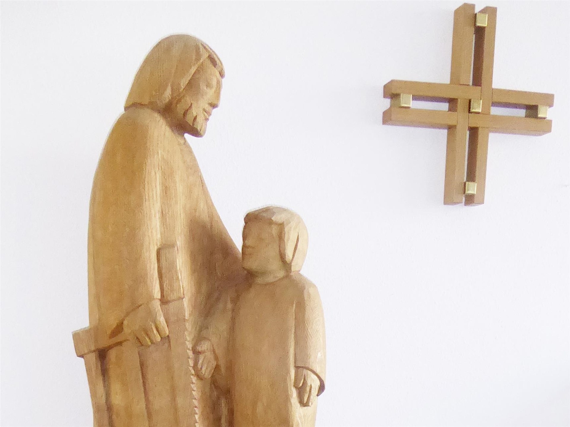 Holzfigur des heiligen Josef mit dem Kind
