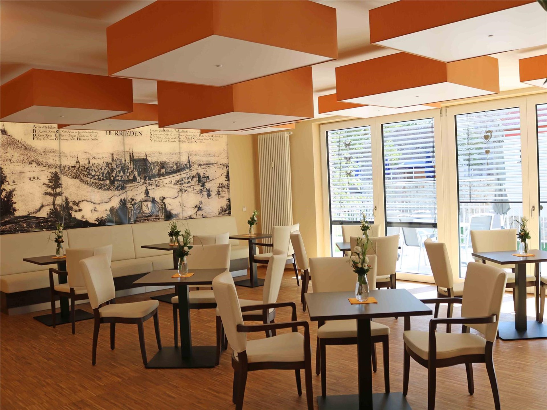 Tische und Stühle im Begegnungszentrum