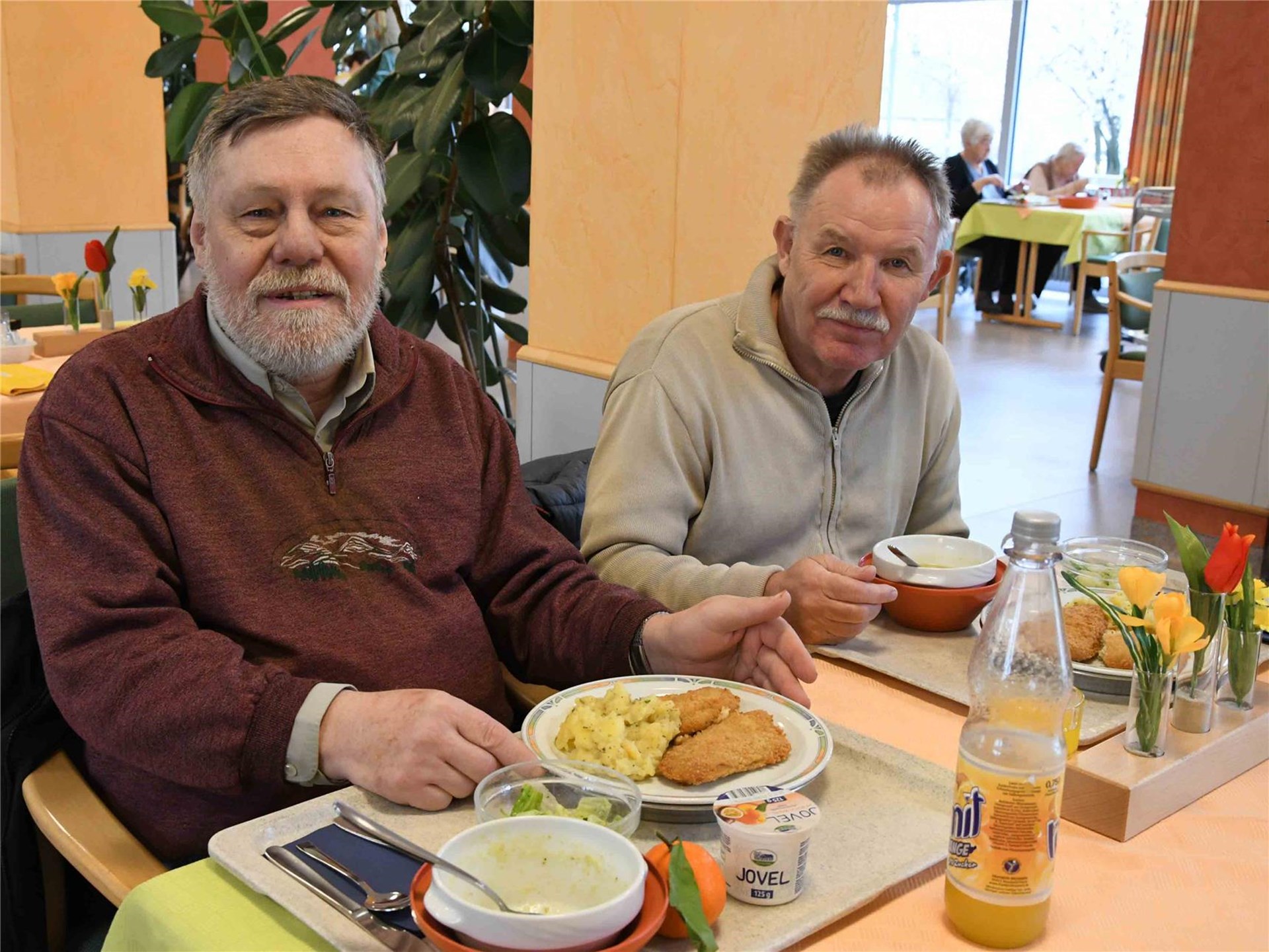 Mittagstisch in Gunzenhausen: zwei Männer beim Essen