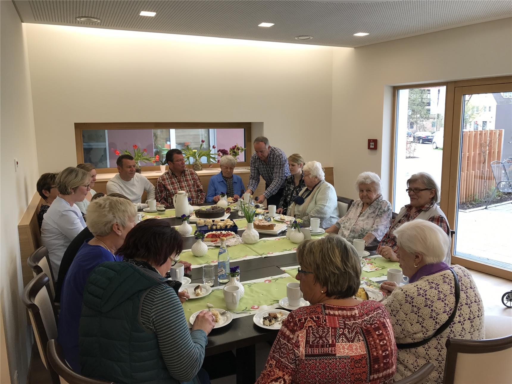 Menschen um Tisch bei Kaffee und Kuchen (Foto: Caritas-Seniorenheim Spalt)